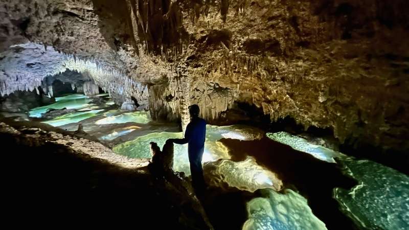 沖永良部島で神秘の洞窟探検（ケイビング）体験