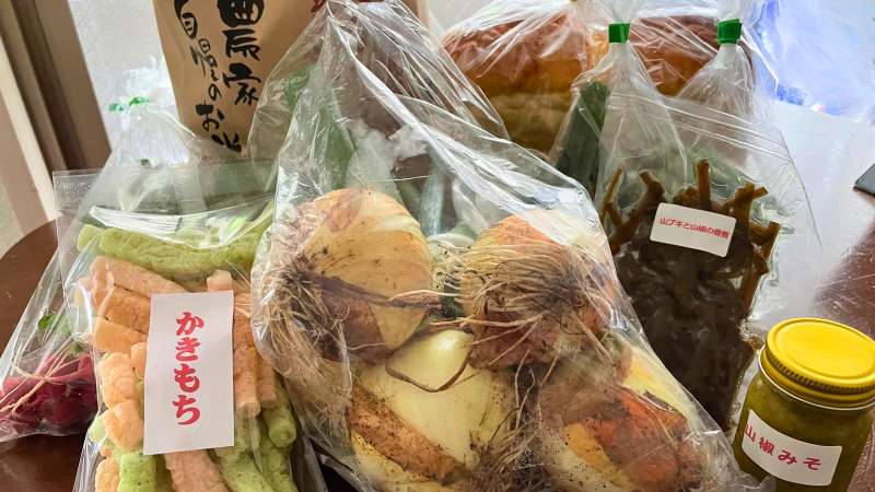 塩山地区で採れた新鮮な野菜や加工品を詰めた「ふるさと不定期便」