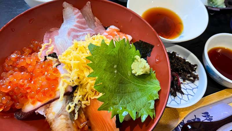 「お食事処 味波季」海鮮丼定食（1600円）