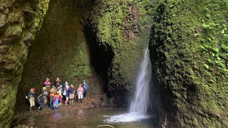 シワガラの滝：全国でも珍しい洞窟の中にある滝