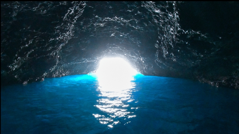 北海道福島町の「青の洞窟」