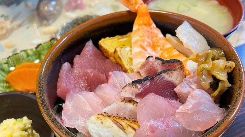 新鮮な海の幸がたっぷりのった海鮮丼（えび料理 西郷食堂）