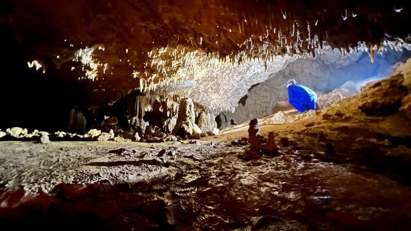 ケイビング（Caving）：洞窟を探検する体験